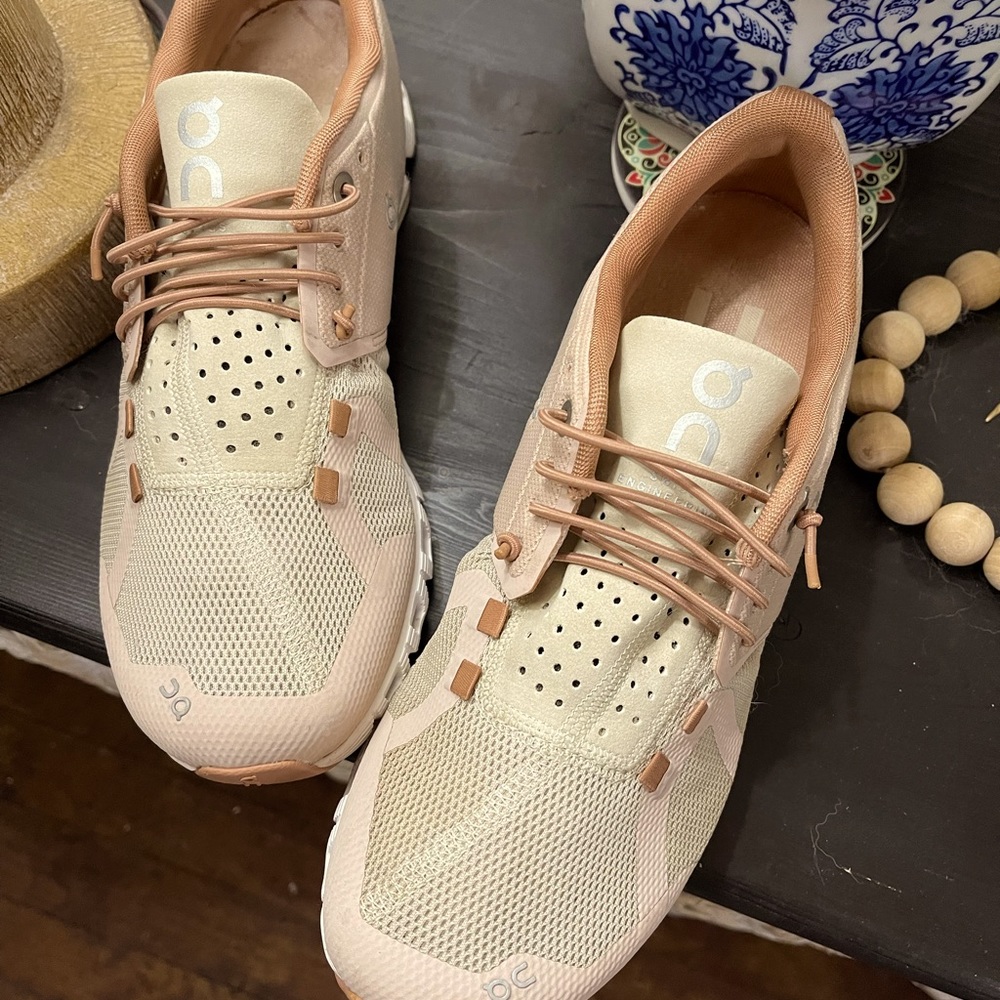 *** SOLD***Brand new without tags sz 8 womens ON CLOUD... mauve color!